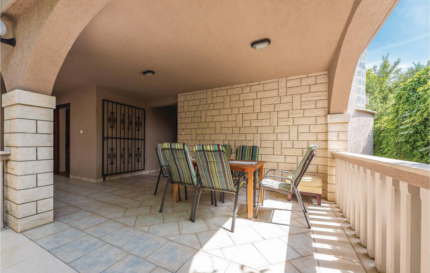 Ganze Ferienwohnung, Charmantes Apartment mit WLAN, Klimaanlage und Terrasse, 200 m vom Strand Camp Vala entfernt in Grebastica, Šibenik-Knin