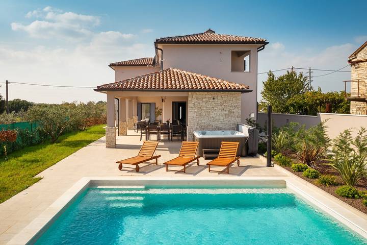 Ferienhaus für 8 Personen, mit Balkon/Terrasse und Garten sowie Pool in Bibići