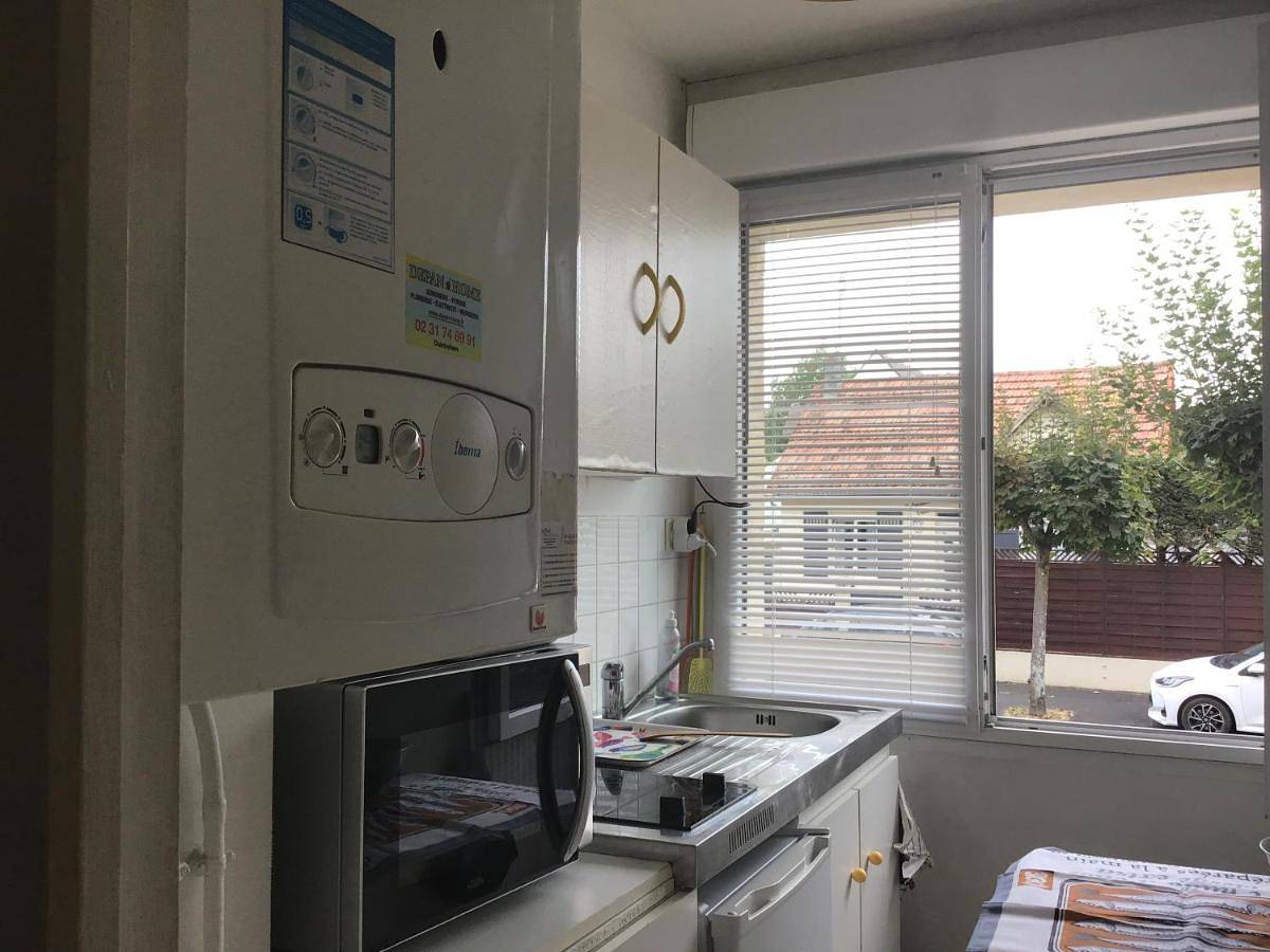 Chambre hôte près du ferry et de la mer confort wifi télé cuisine petit déjeuner logement independant in Ouistreham, Région de Caen