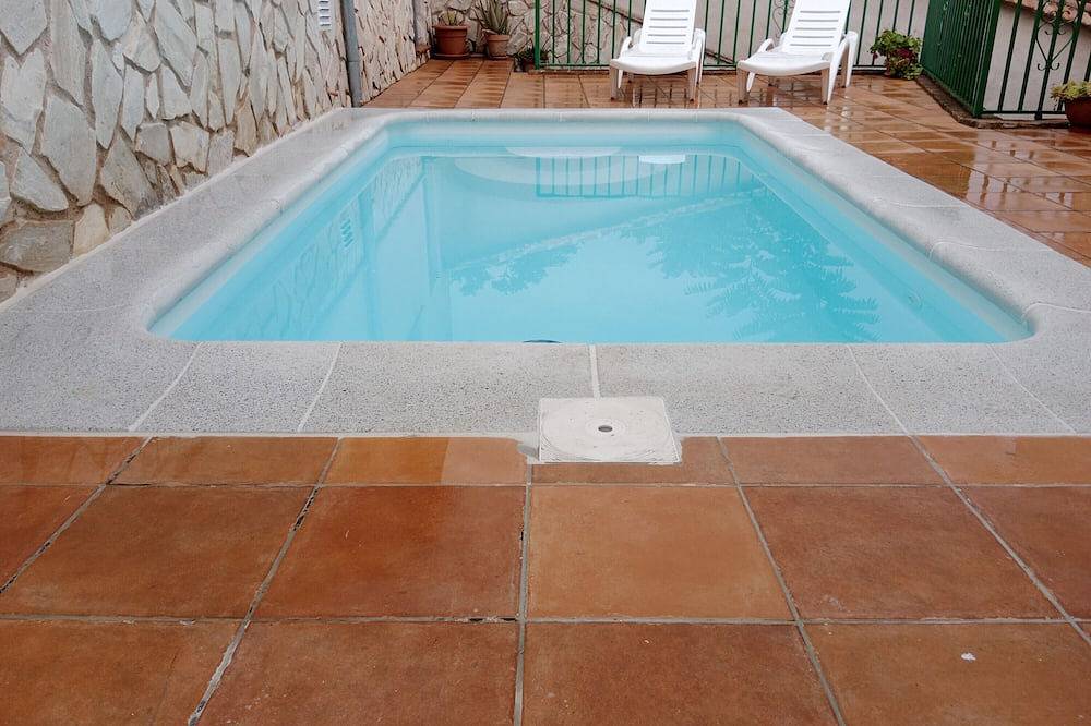 Casa de vacaciones 'Batalla Navas de Tolosa' con vistas a la montaña, piscina y Wi-Fi in Santa Elena, Sierra Morena