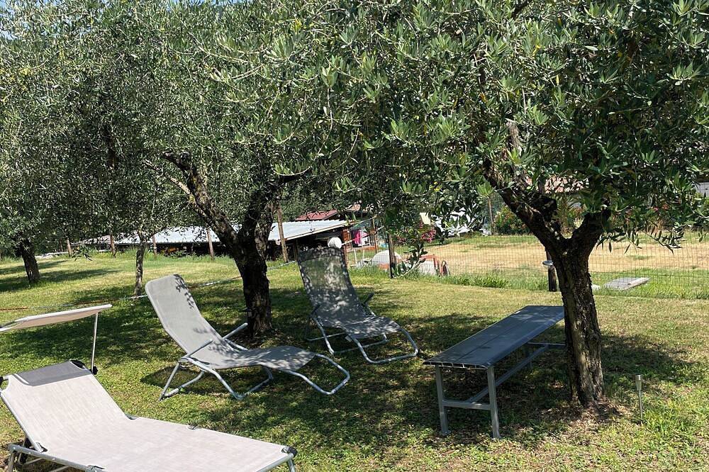 Caratteristica Casa Nelle Colline di Garda in Tranquillo Borgo Immerso nel Verde in Costermano, Gardasee-Berge