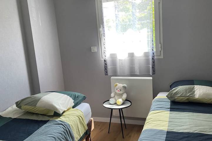 Appartement entier, Appartement proche gare et centre ville parking privé et sécurisé in Laval, Mayenne