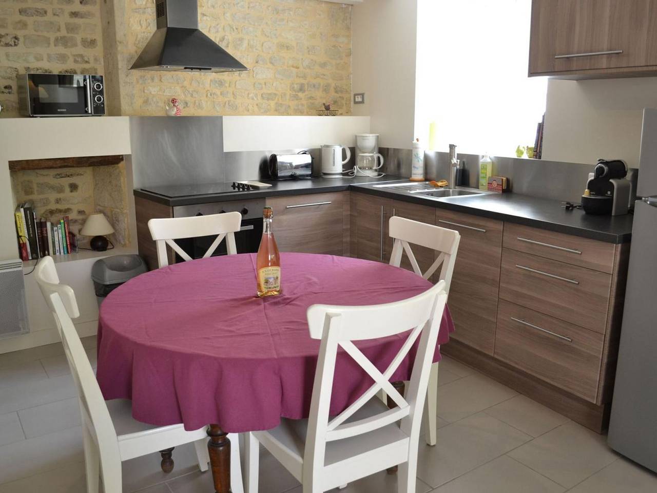 Casa rural con jardín privado, cerca de Charente, equipada para 4-6 personas, ideal para familias. in Coulonges, Charente