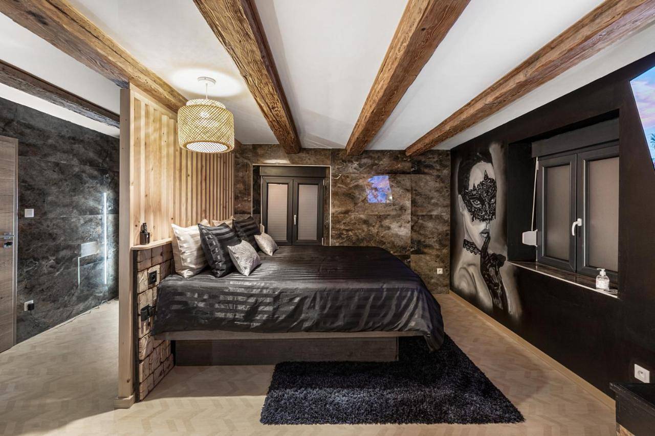 Appartement entier, Suite Romantique en Alsace - Balnéo Privative et Parking in Muttersholtz, Région de Sélestat-Erstein