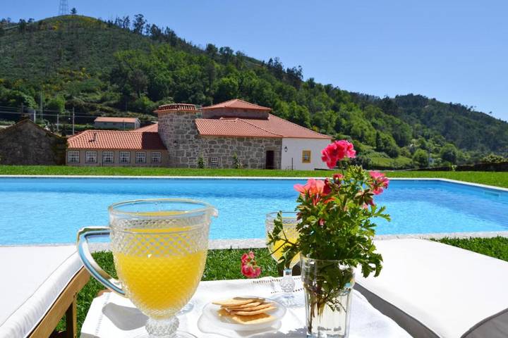 Chambre d’hôte pour 3 personnes, avec piscine et jardin ainsi que terrasse et vue