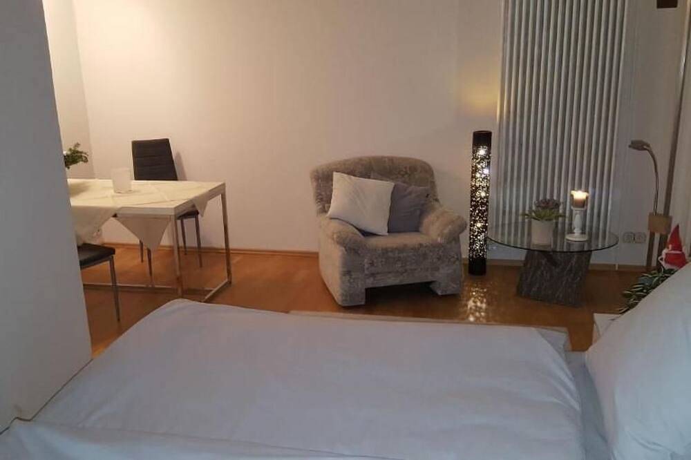 Ganze Wohnung, Private Ferienwohnung in Nordenham mit großem Garten in Nordenham, Nordseeküste