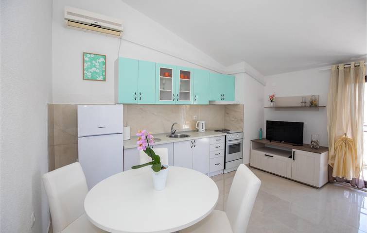 Ganze Ferienwohnung, Gemütliche 300 m zum Strand: Klimatisierte Wohnung mit Terrasse und Parkplatz in Blace, Dubrovnik-Neretva