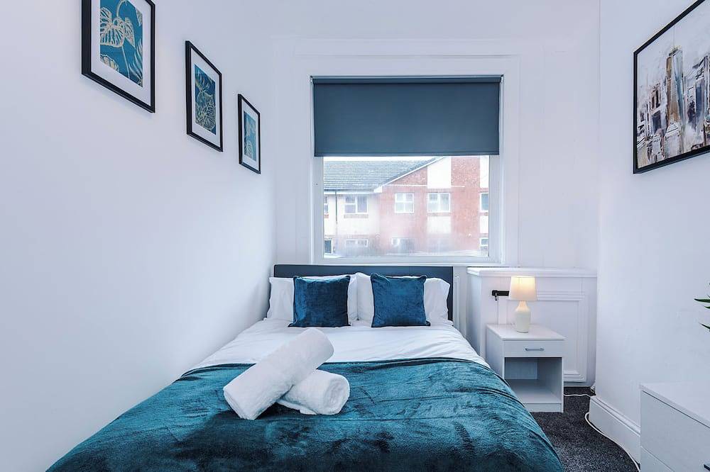 Modern Home, Ideal for Families, Free Parking! in Stoke-on-Trent, Midlands