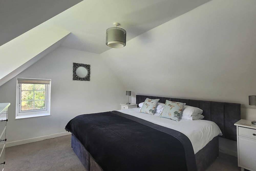 Dubh Loch Cottage on the banks of Loch Lomond. Large garden. Ev charging point in Loch Lomond, Stirling region