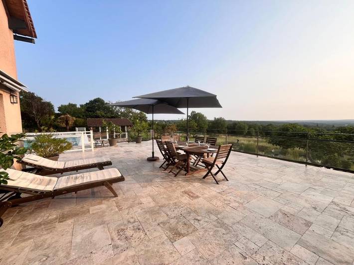 Location de vacances pour 9 personnes, avec terrasse ainsi que vue et piscine à Saint-Jean-de-Laur - 2