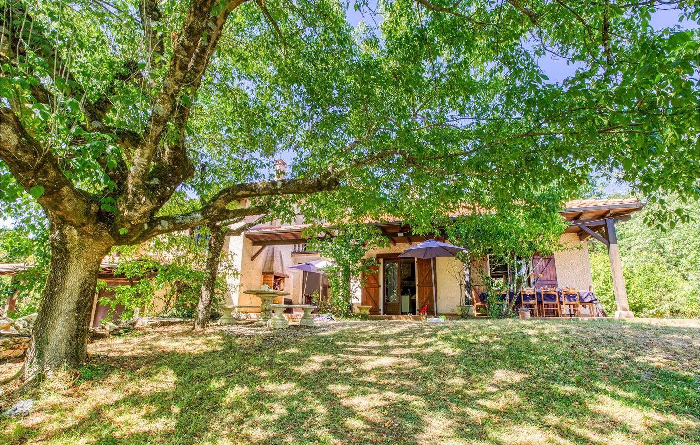 Montricoux Retreat: Apartment with Pool, Garden & Parking! in Montricoux, Tarn-et-Garonne