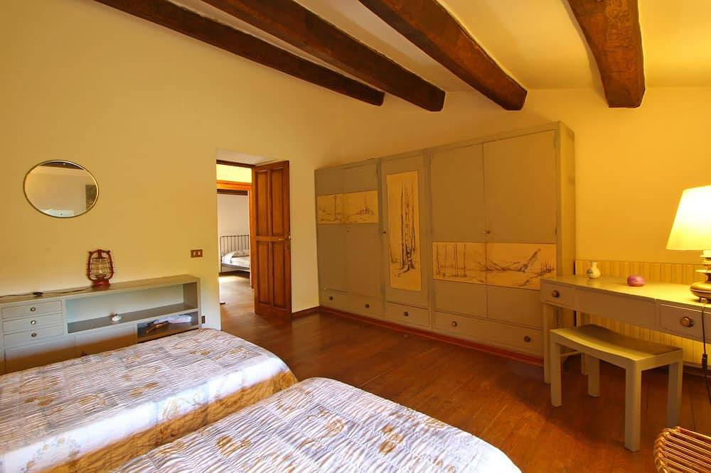 Private pool with hydromassage & shallow platform. Sleeping 6 (2 1/2 bathrooms) in Castiglione di Garfagnana, Garfagnana