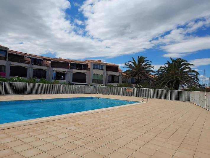 Gîte pour 2 personnes, avec terrasse et piscine ainsi que jardin et vue dans Plage du pont tournant - 4