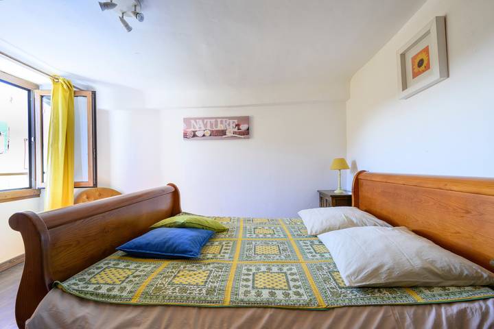 'Tournesol' Room with Mountain View, Shared Terrace and Wi-Fi in Montbrun-les-Bains, Nyons region