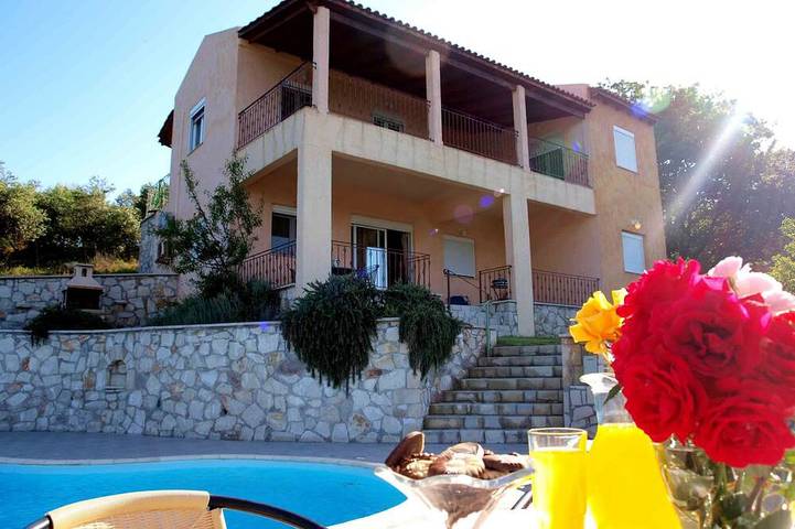 Villa för 8 Personer, med bubbelpool samt trädgård och balkong i Chania