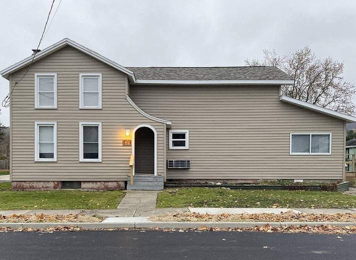 Vacation rental for 10 people, with yard in Seneca Lake