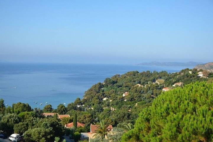 Gîte pour 4 personnes, avec terrasse et jardin, animaux acceptés dans Office De Tourisme De Rayol Canadel