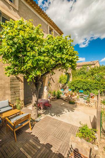 Gîte pour 10 personnes, avec terrasse et jardin, animaux acceptés à Montouliers