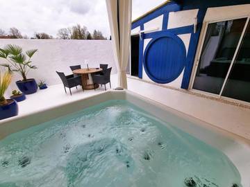Chambre d’hôte pour 4 personnes, avec jacuzzi et terrasse dans La Comté