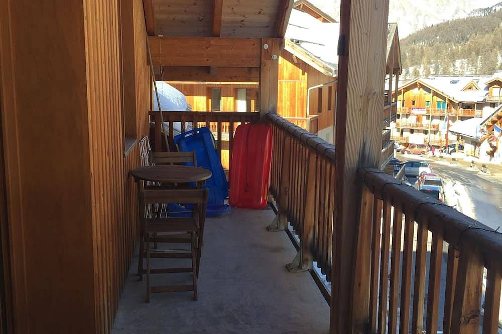 Entire apartment, Wooden Chalets Apartment Mean Les Orres 1800 in Les Orres, Écrins National Park