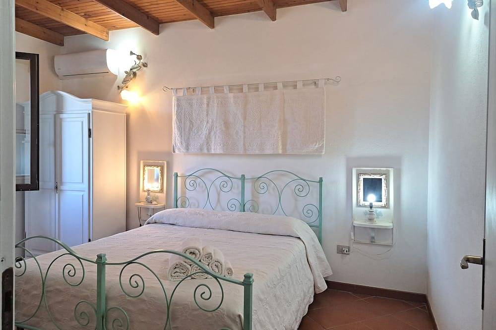 Charming small villa with outdoor area with private access nearby the sea in Chia, Domus De Maria