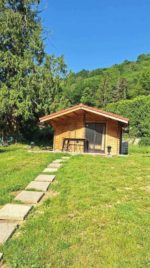 Gîte pour 3 personnes, avec vue ainsi que jardin et piscine à Pressins