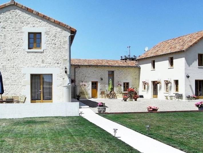 Location de vacances pour 17 personnes, avec terrasse et jardin à Berrie