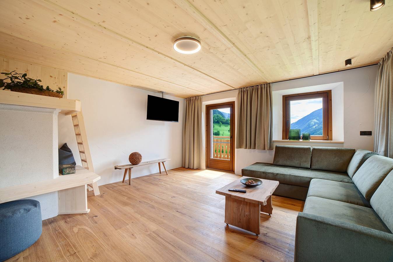 Entire apartment, Apartment 'Schlossbauer Große' with Mountain View, Shared Terrace and Wi-Fi in Stubai Alps, San Leonardo in Passiria