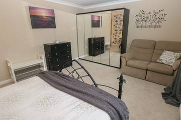 Holiday Home for 2 People in Pembroke, Pembrokeshire, Photo 4