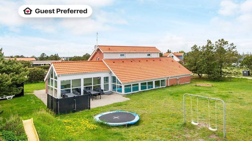 Feriehus for 13 personer, badebasseng og jacuzzi i tillegg til terrasse og sauna, dyr tillatt i Djursland