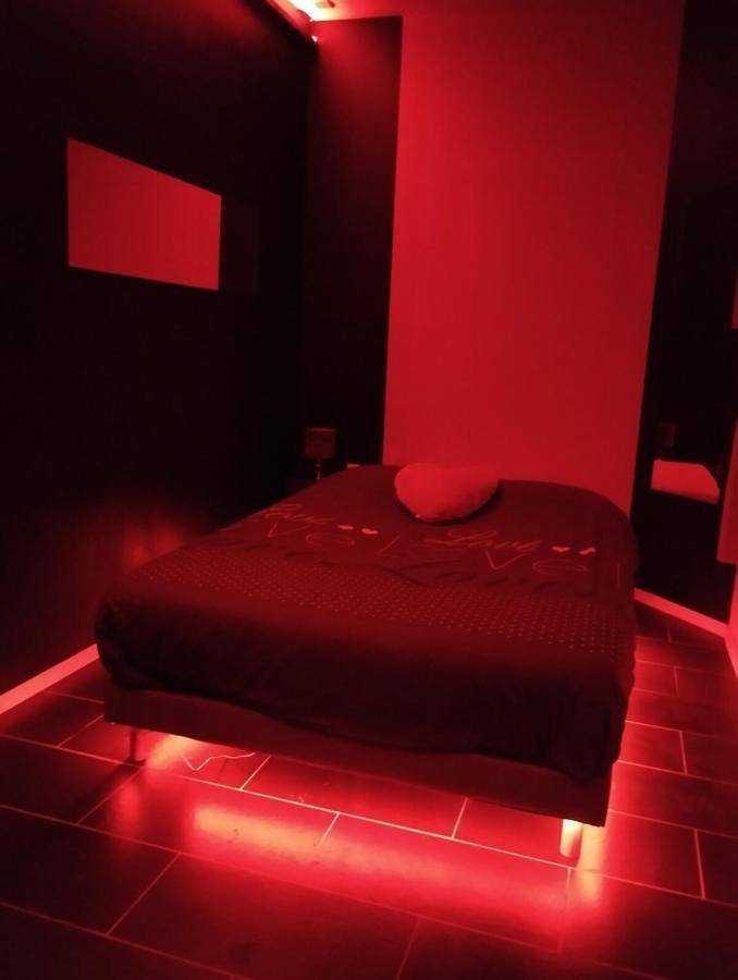 Gîte pour 2 personnes, avec sauna ainsi que terrasse et jacuzzi dans Le Cateau-Cambrésis