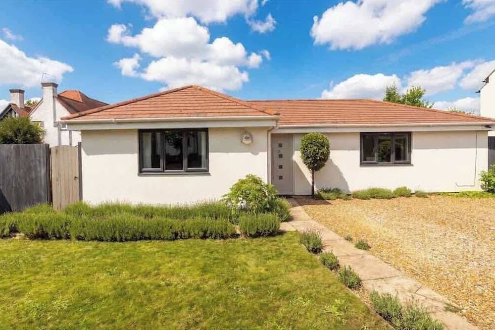 Step-Free Bungalow w/ Garden & Parking, Near Lgw in Sutton (London), London