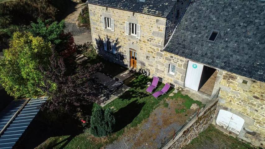 Gîte pour 6 personnes, avec Terrasse ainsi que Jardin et Piscine dans Albaret-le-Comtal