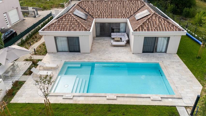 Luxury Villa Melanie near Split, heated pool in Dugopolje, Dalmatinisches Zagora