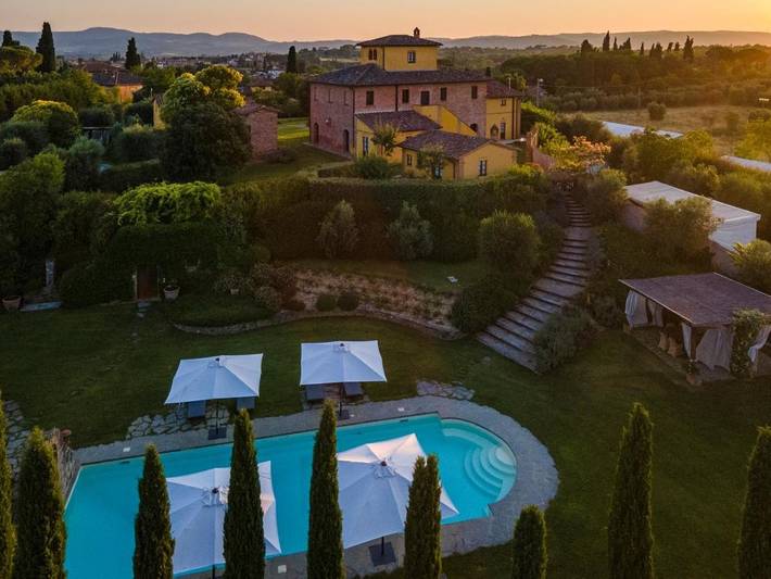 B&b per 16 persone, con panorama e piscina nonché giardino in Sinalunga