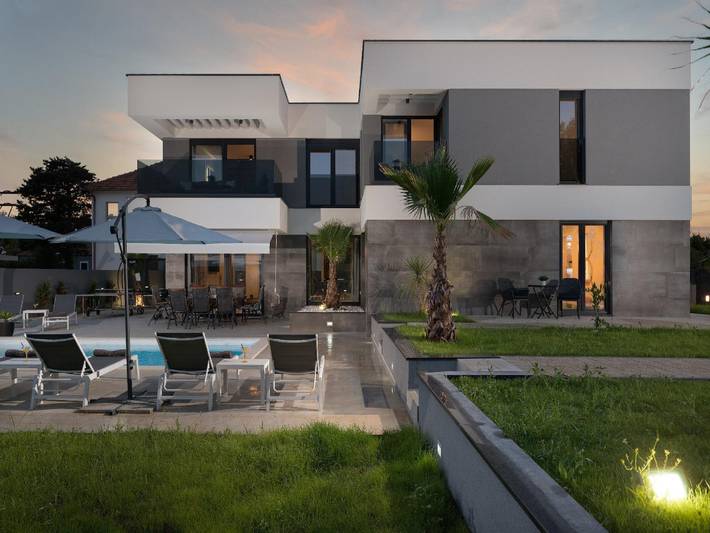 Villa pour 10 personnes, avec piscine ainsi que jardin et terrasse, animaux acceptés à Nin - 4