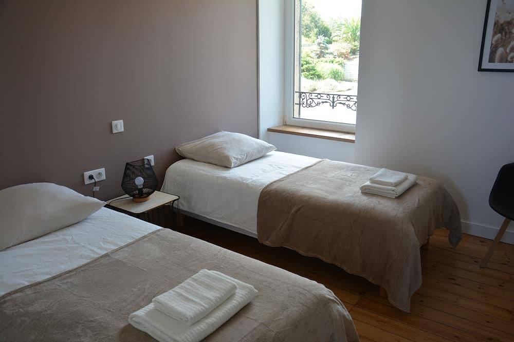 House with sea view and enclosed garden. in Carantec, Ceinture Dorée