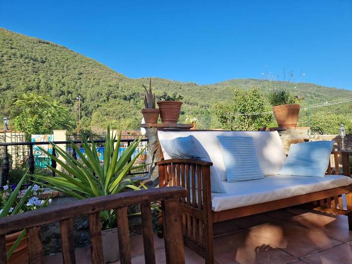 Gîte pour 5 personnes, avec vue ainsi que jardin et piscine, adapté aux familles à Saint-Florent-sur-Auzonnet - 3