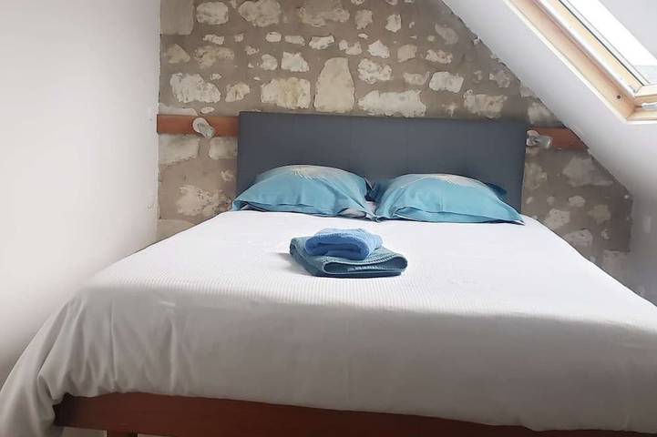 Gîte pour 4 personnes, avec terrasse ainsi que jardin et piscine à Allonnes - 3