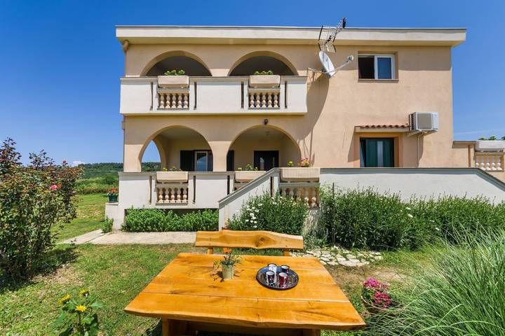 Ganze Wohnung, 1-Zimmer-Ferienwohnung mit Terrasse Ljubac, Zadar -a in Ljubač (Dalmatien), Zadar