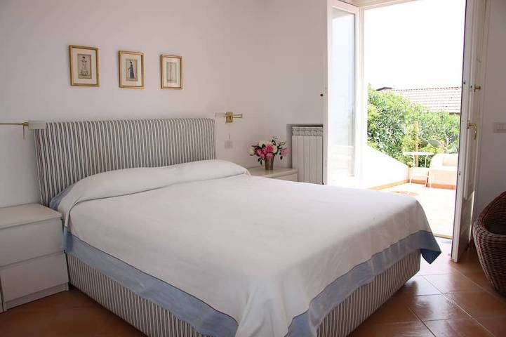 Un Impresionante villa en la costa de Amalfi con vistas al mar y amplios jardines privados in Conca dei Marini, Sorrento Coast