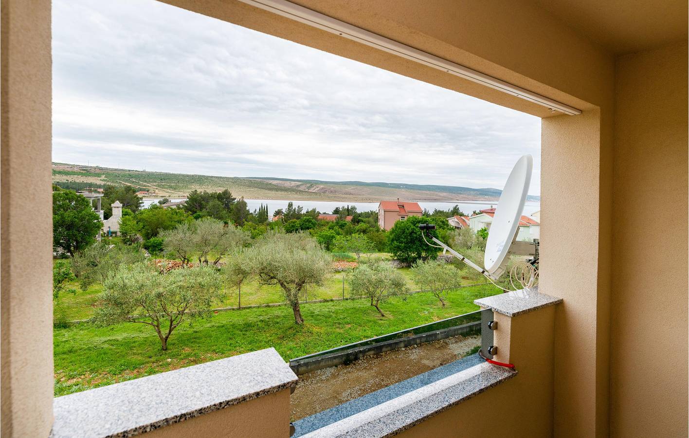 Ganze Ferienwohnung, Gemütliche Wohnung mit Terrasse, WLAN und Parkplatz, 2,5 km vom Strand entfernt in Jasenice, Zadar