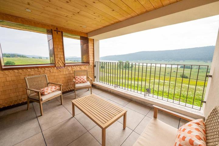 Ferienwohnung für 8 Personen, mit Ausblick und Terrasse sowie Seeblick in Franche-Comté