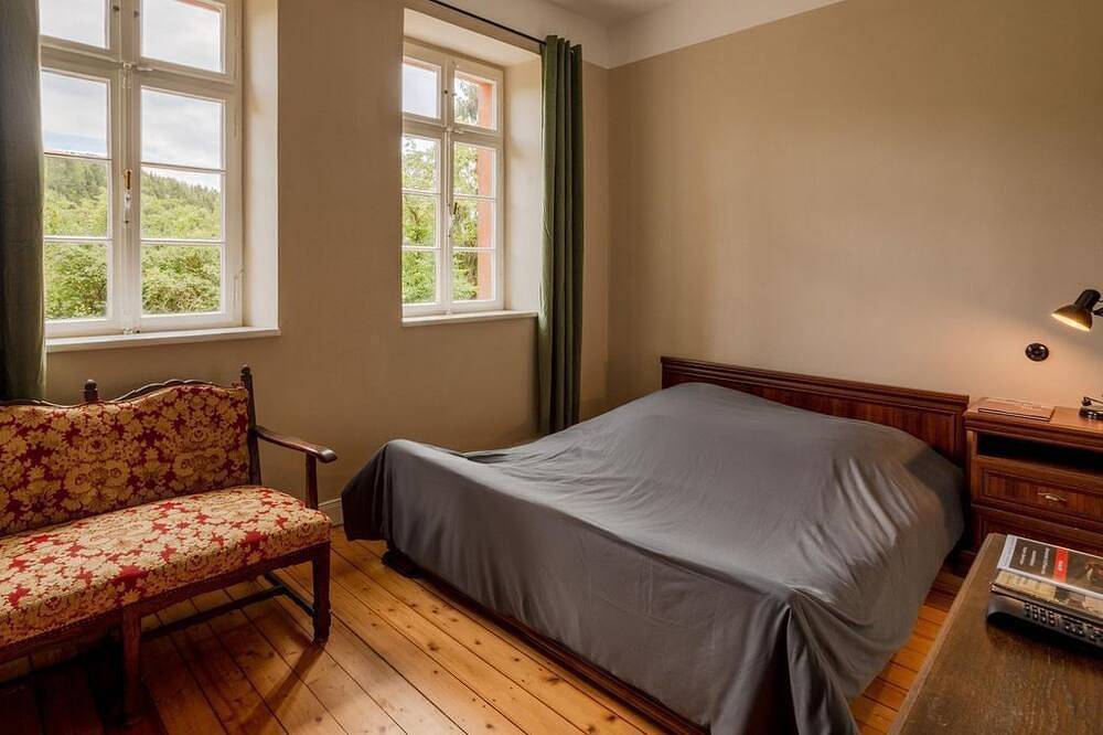 Doppelzimmer mit Doppelbett - Museumsbahnhof Ahütte, Pension in Üxheim, Vulkaneifel