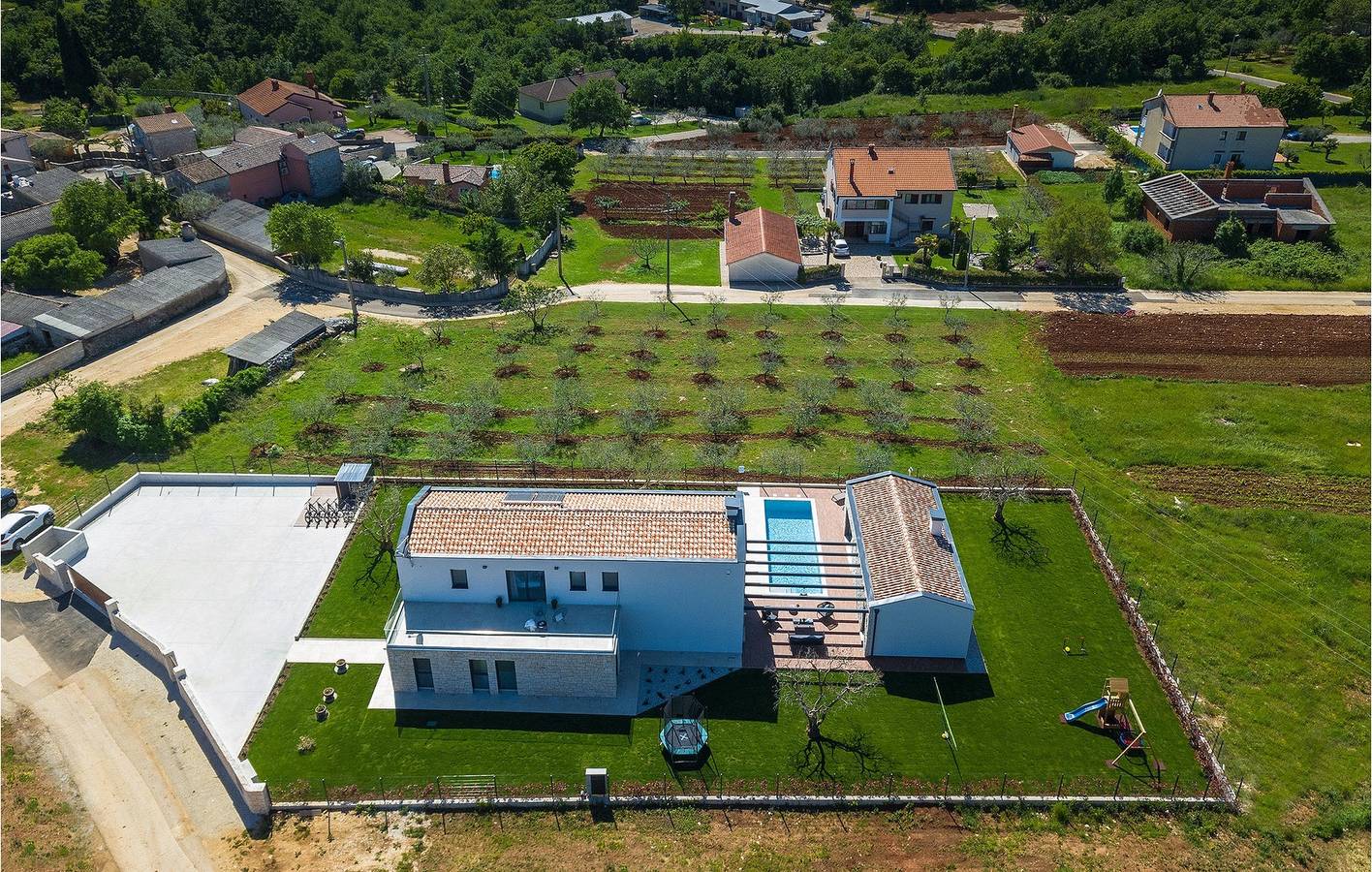 Gemütliche 2-Zimmer-Wohnung mit Pool und Parkplatz in Anzici, 100 m vom Stadtzentrum entfernt in Anzici, Zentralistrien