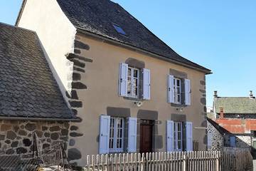 Gîte pour 12 personnes, avec terrasse, animaux acceptés à Dienne