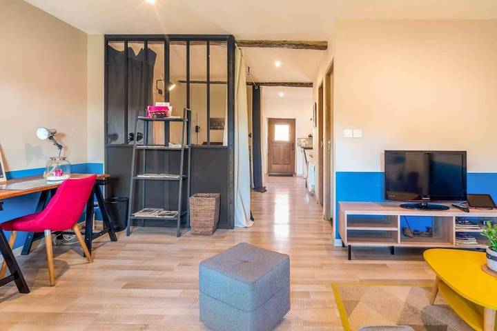 Gîte pour 4 personnes, avec balcon et piscine dans Charnècles