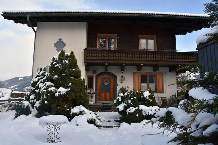 Ferienwohnung für 4 Personen, mit Ausblick und Sauna sowie Balkon und Garten