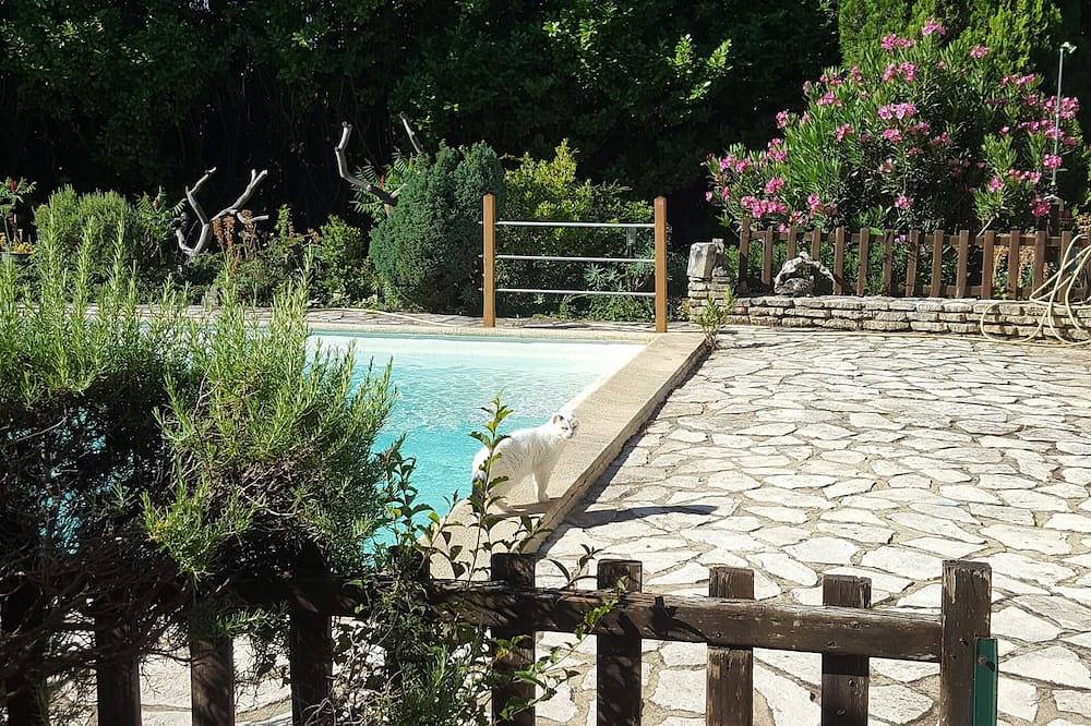 Mobil home climatisé 2 chambres + terrasse et piscine in Barjac, Région d'Alès