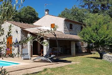 Gîte pour 6 personnes, avec jardin à Labeaume